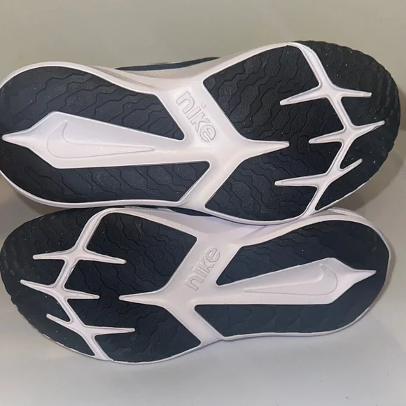 Kids Nike Dual-Tone Black and White Running Shoes - Picture 6 of 6